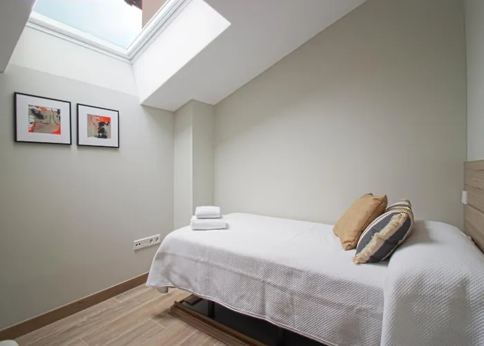 Turisticos La Pontificia 柯米拉斯